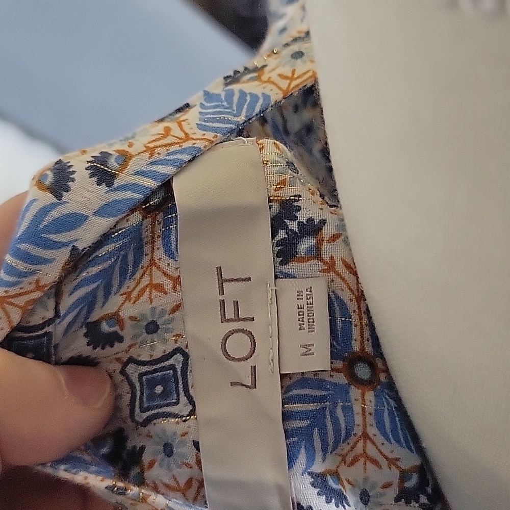 Loft white blue and gold blouse size Medium - Picture 5 of 6